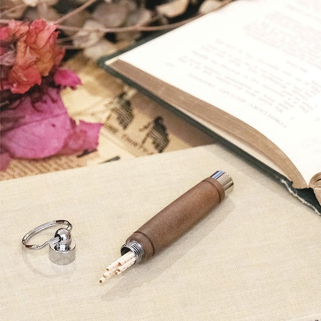 A fine wood with a gentle texture Wood toothpick holder / Toothpick Walnut SY15001